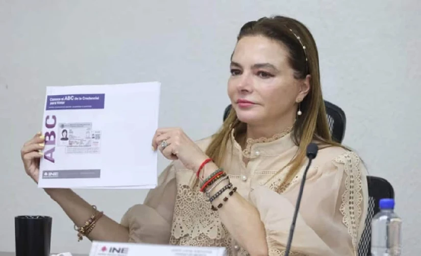 La identificación más utilizada por los mexicanos tendrá nuevos hologramas, datos visibles con luz ultravioleta y elementos para reforzar su autenticidad.