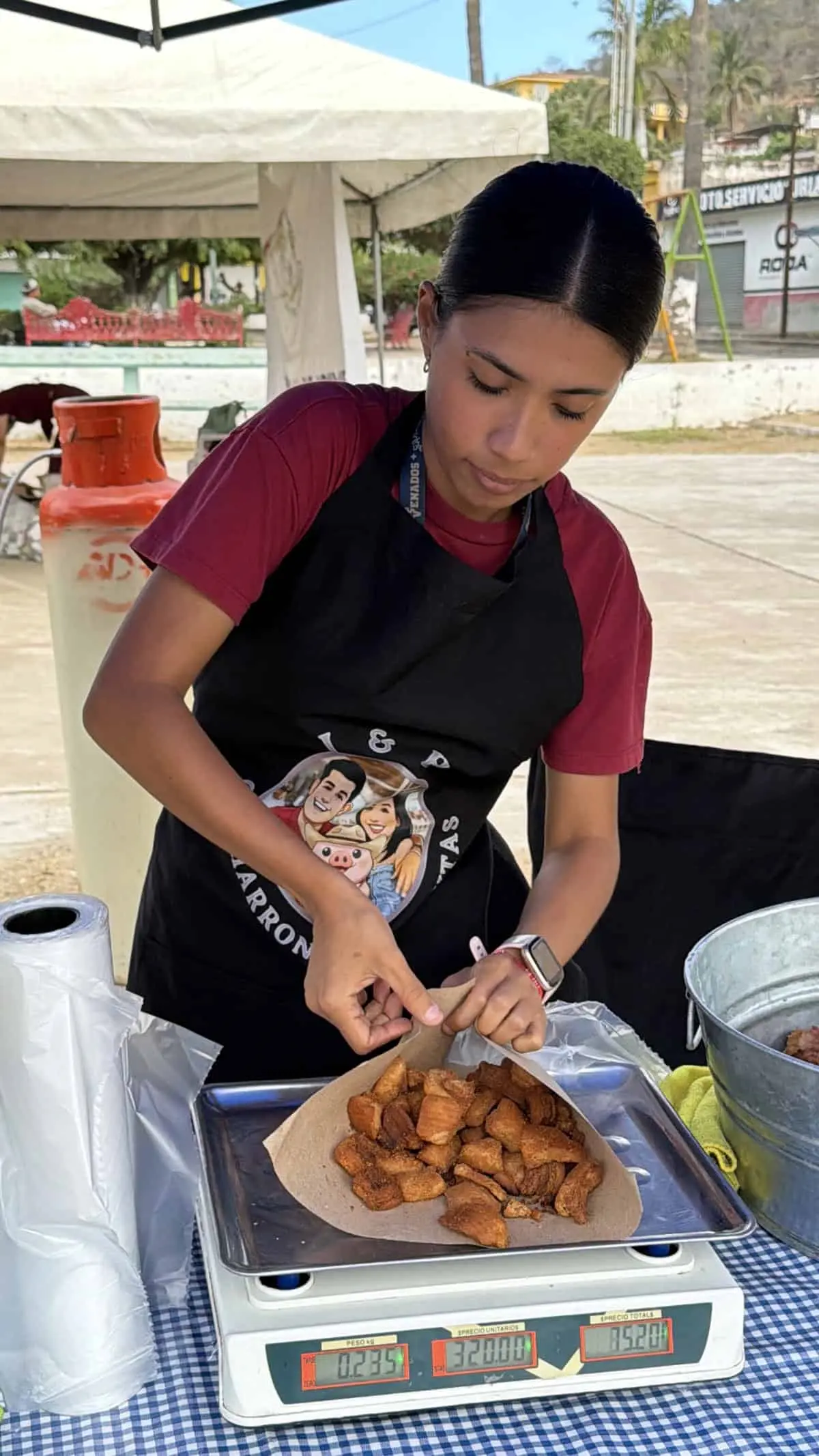 Susana se encarga de atender a los clientes, su carácter amable es parte del éxito del emprendimiento en la Plazuela de Urías