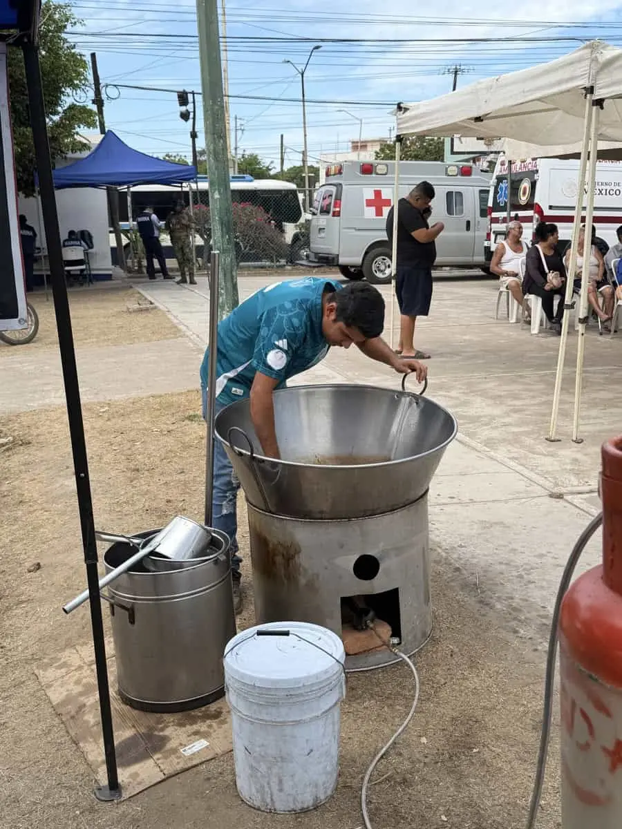 Héctor Manuel es heredero de una tradición familiar en el negocio de chicharrones y carnitas, aprendió muy joven y hoy tiene su propio negocio con Susana