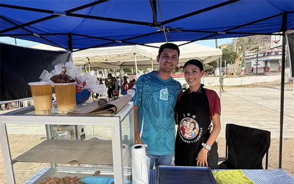 Emprender en pareja: la f&oacute;rmula de Susana y H&eacute;ctor desde Mazatl&aacute;n en "Chicharrones y Carnitas Liri" en la Plazuela de Ur&iacute;as