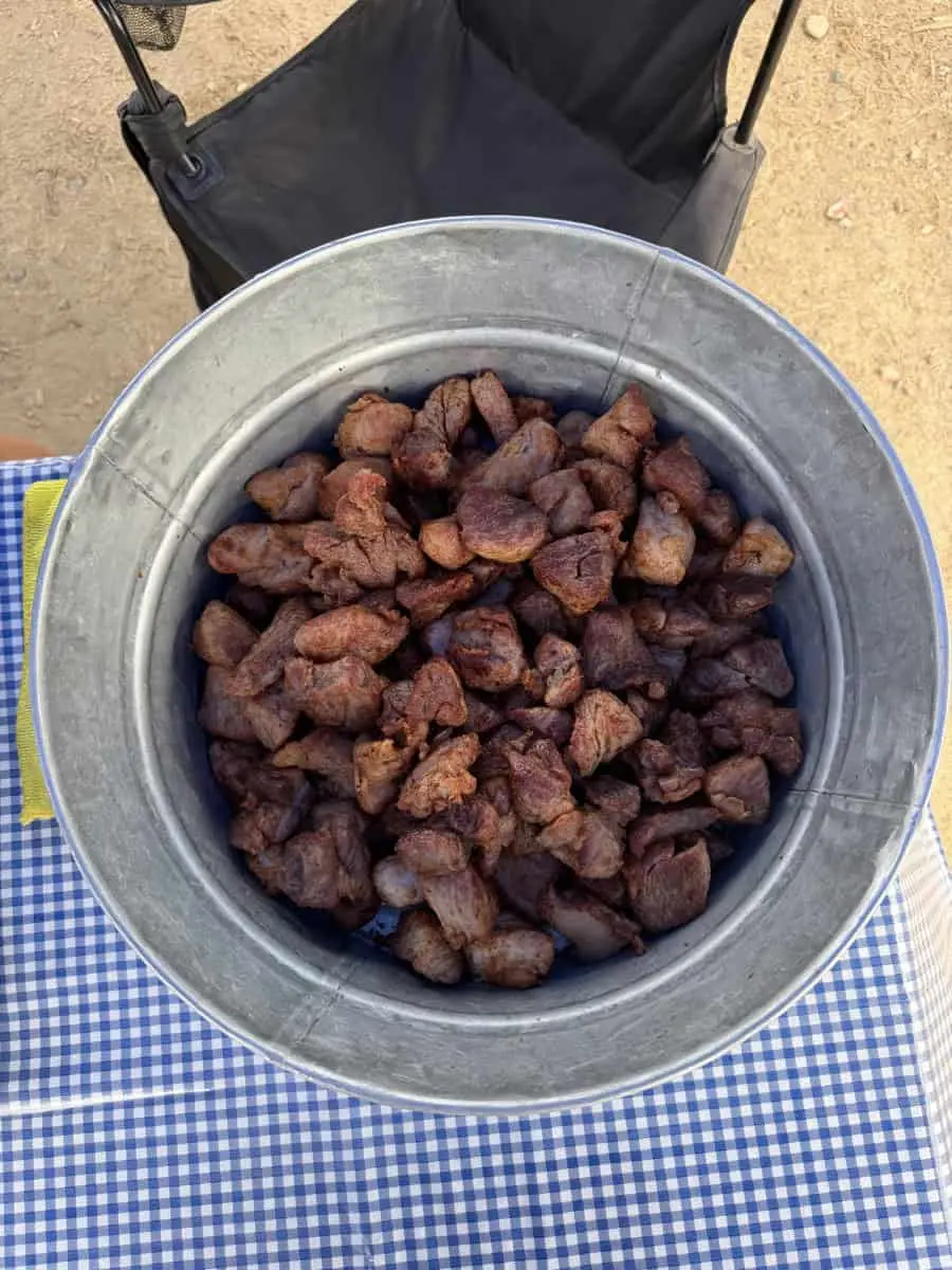Héctor aprendió de su abuelo a preparar carnitas y chicharrones y en su propia familia aseguran que como alumno superó al maestro 