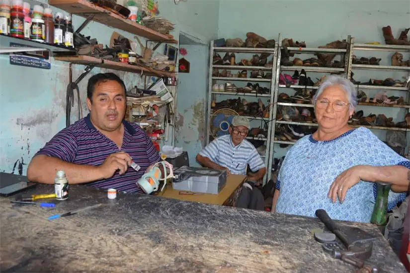 El taller de reparación de calzado se ha convertido en un negocio familiar