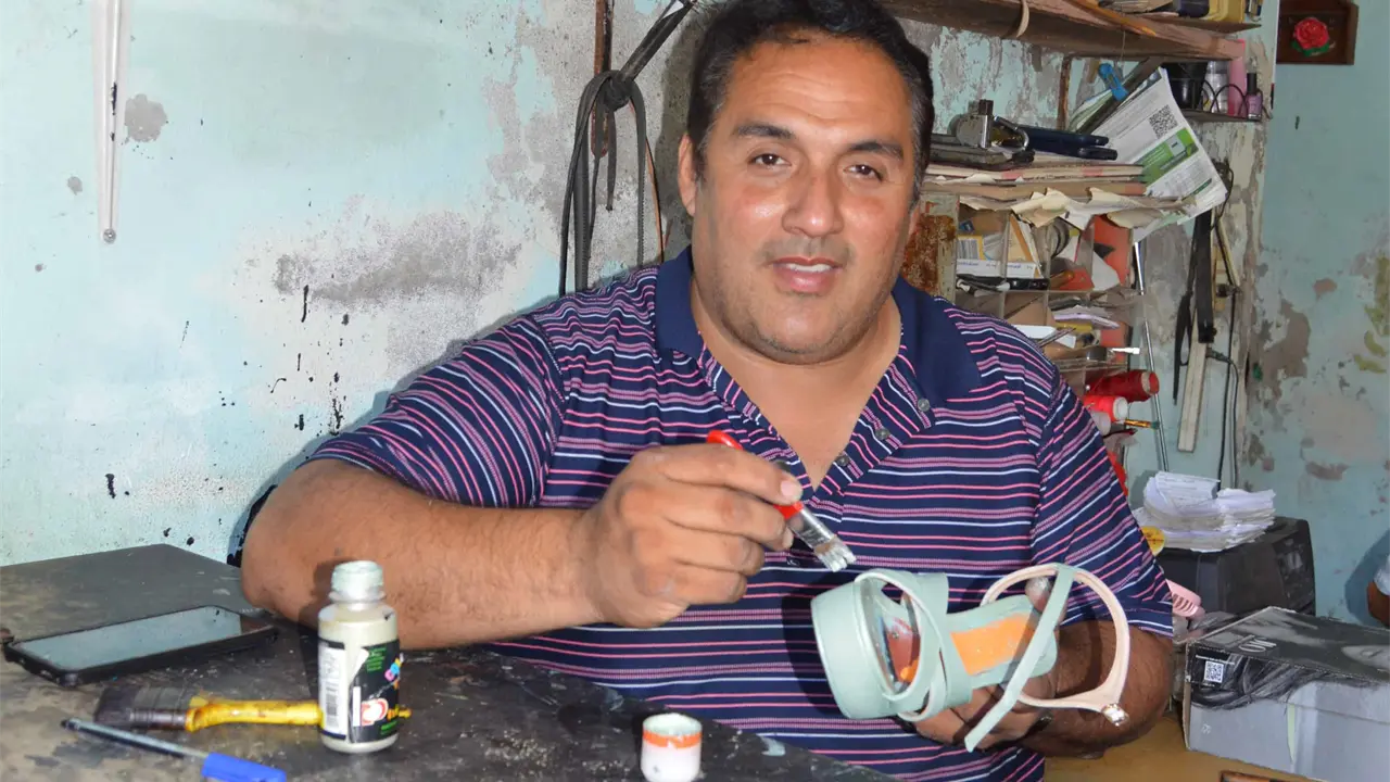David Herrera, se ha encargado junto con sus padres que el negocio de la reparación de calzado continué vigente en La Cruz de Elota