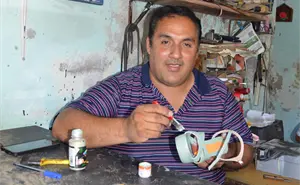 Mientras muchos tiran sus zapatos, David les da una segunda vida desde hace más de 30 años