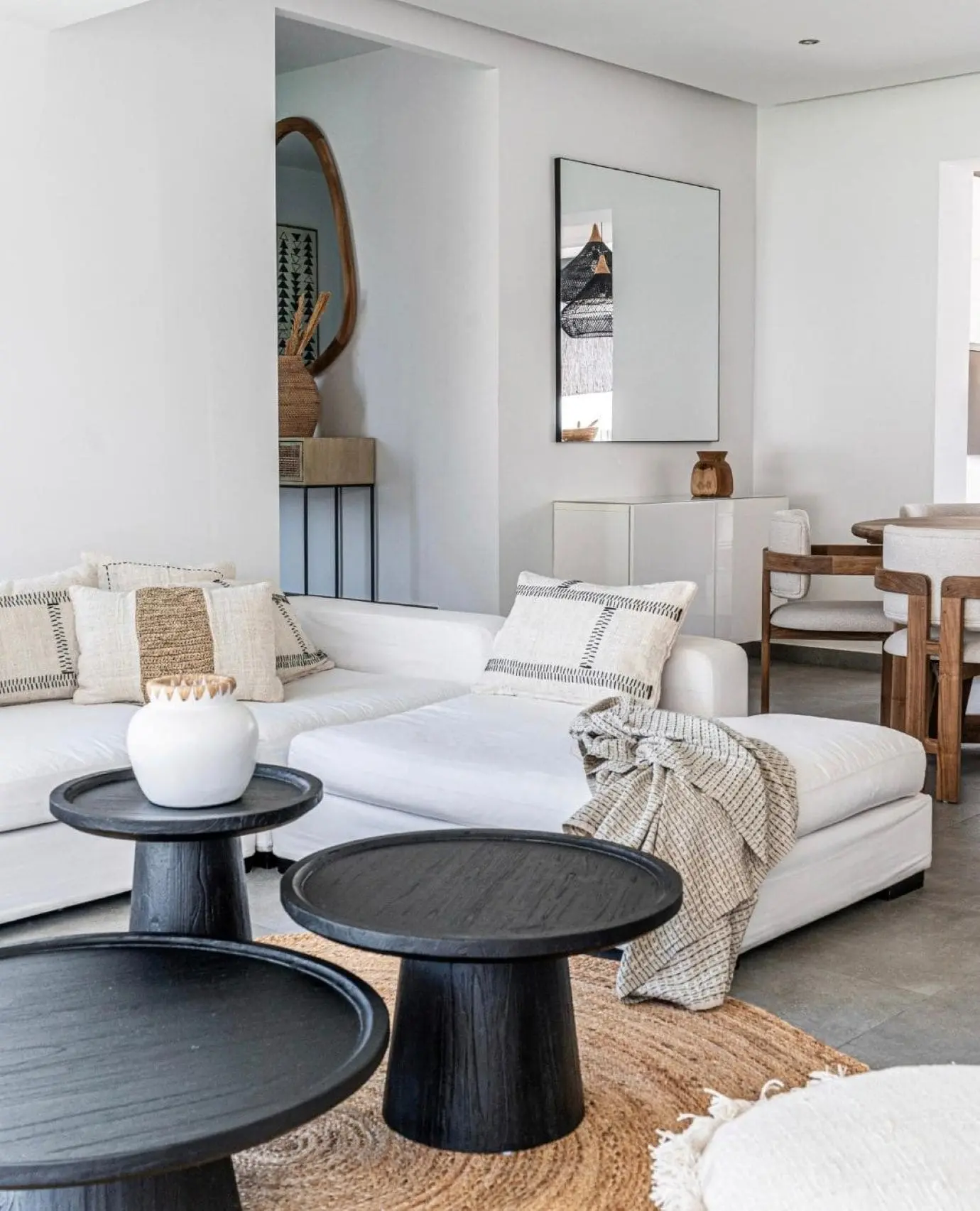 La sala en la mansión de descanso del portero mexicano 'Memo' Ochoa, Foto: Zoco Home