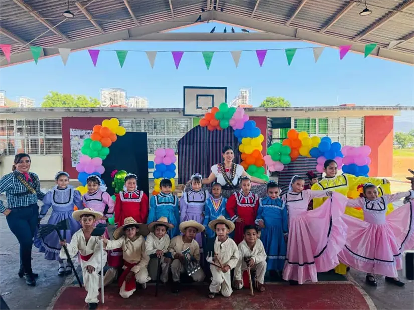 El trabajo llevó a la maestra Lupita a la comunidad de Urías en Mazatlán, donde imparte clases de danza en primarias y la plazuela de la colonia
