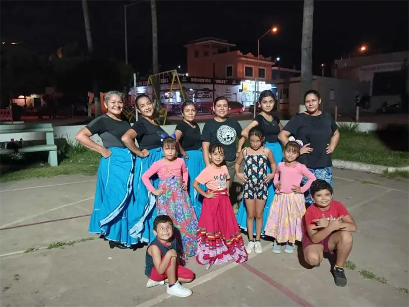 Con el objetivo de comprar vestuario para sus presentaciones, el grupo de danza de Urías realiza eventos en la plazuela para recaudar fondos