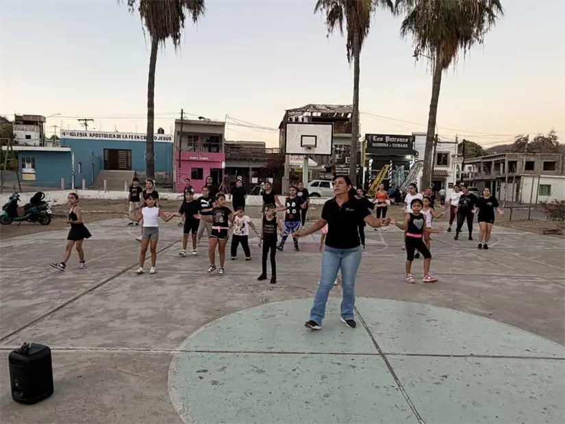 El beneficio de las clases de danza se siente en una comunidad que baila y se mantiene unida
