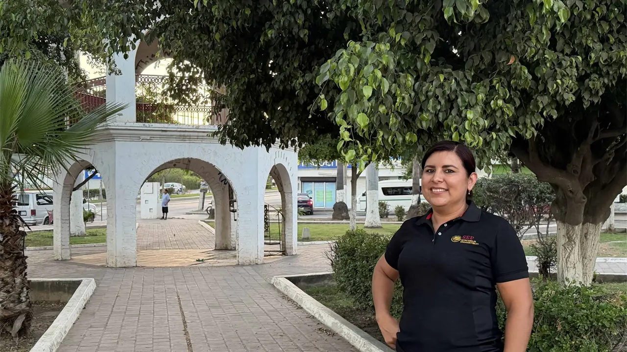La maestra Lupita González es una promotora incansable de la cultura en el sector Urías de Mazatlán, con sus clases en diferentes instituciones educativas y su grupo de danza regional en la plazuela, lleva arte y bienestar a las familias