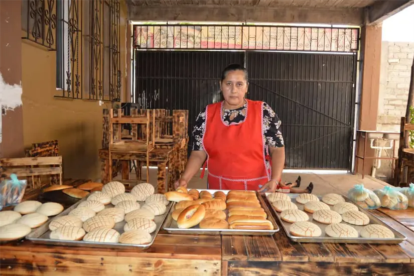 Maribel Ojeda muestra su producto, receta que llevó de la sierra de San Ignacio a La Cruz de Elota