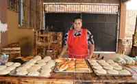 Lleg&oacute; de la sierra con una receta familiar y hoy su pan conquista La Cruz de Elota