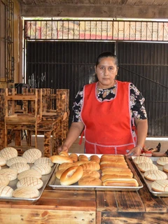 Lleg&oacute; de la sierra con una receta familiar y hoy su pan conquista La Cruz de Elota