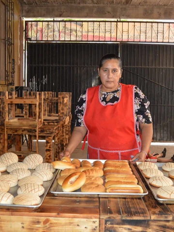 Lleg&oacute; de la sierra con una receta familiar y hoy su pan conquista La Cruz de Elota