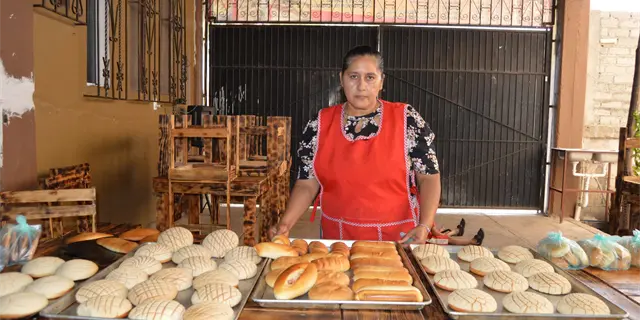 Lleg&oacute; de la sierra con una receta familiar y hoy su pan conquista La Cruz de Elota