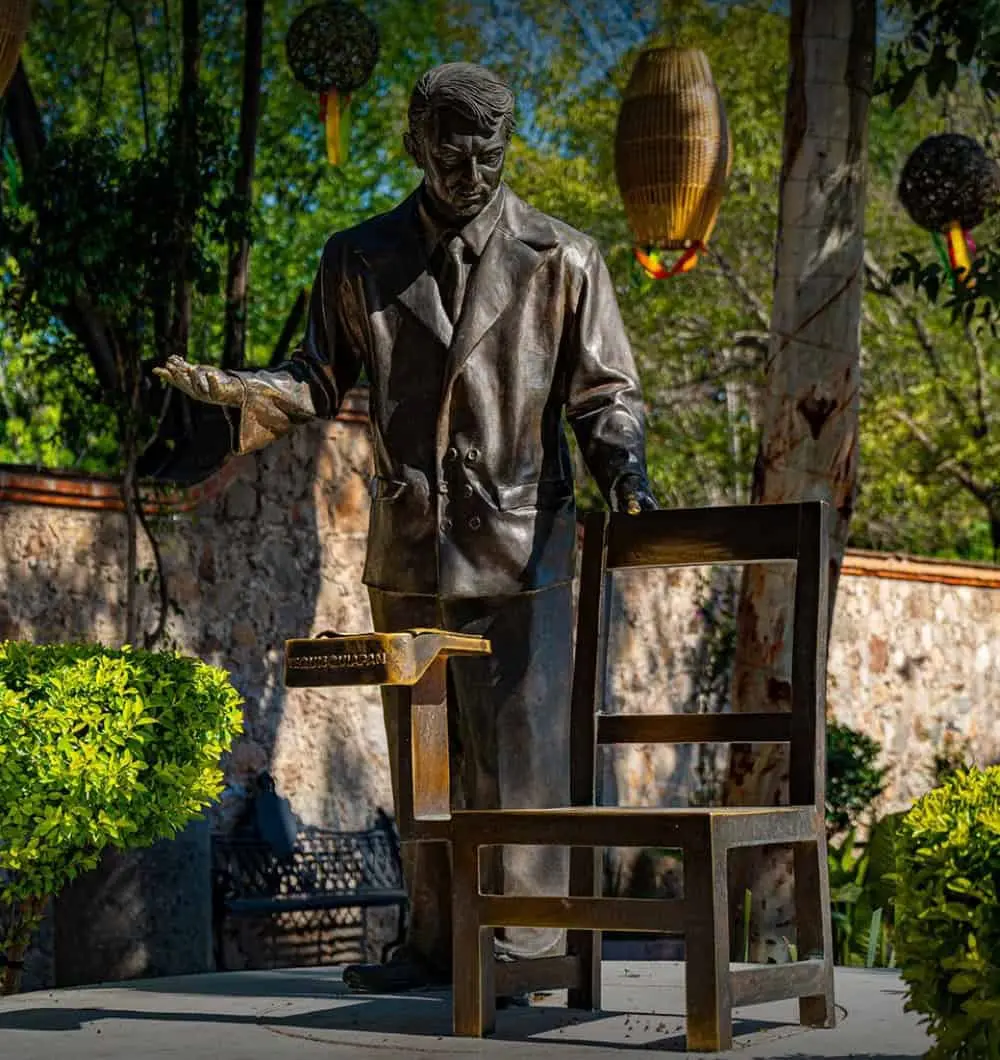 En el pueblo incluso hay una estatua en honor a Cantinflas.