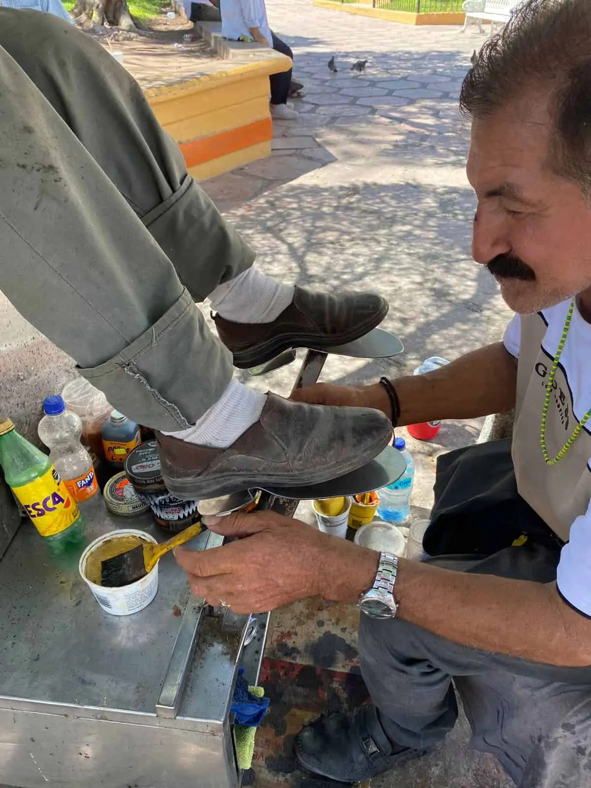 Con dedicación y esmero, Federico diariamente realiza su trabajo en su silla que instalo en la plaza principal de La Cruz