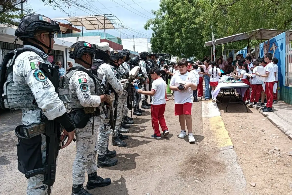 Alumnos de cuarto grado de la Primaria Jorge González, en Culiacán, entregaron cartas y alimentos a elementos de la Guardia Nacional como parte de un proyecto escolar enfocado en la construcción de paz. | Imágenes de Francisco Castro