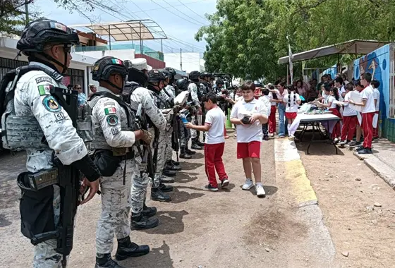 Ni&ntilde;os y ni&ntilde;as de Culiac&aacute;n regalan lecci&oacute;n de paz: Agradecen a la Guardia Nacional con cartas y comida