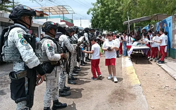 Ni&ntilde;os y ni&ntilde;as de Culiac&aacute;n regalan lecci&oacute;n de paz: Agradecen a la Guardia Nacional con cartas y comida