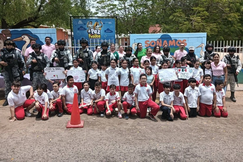 Los alumnos elaboraron cartas, carteles y entregaron alimentos y bebidas a elementos de la Guardia Nacional como muestra de agradecimiento.