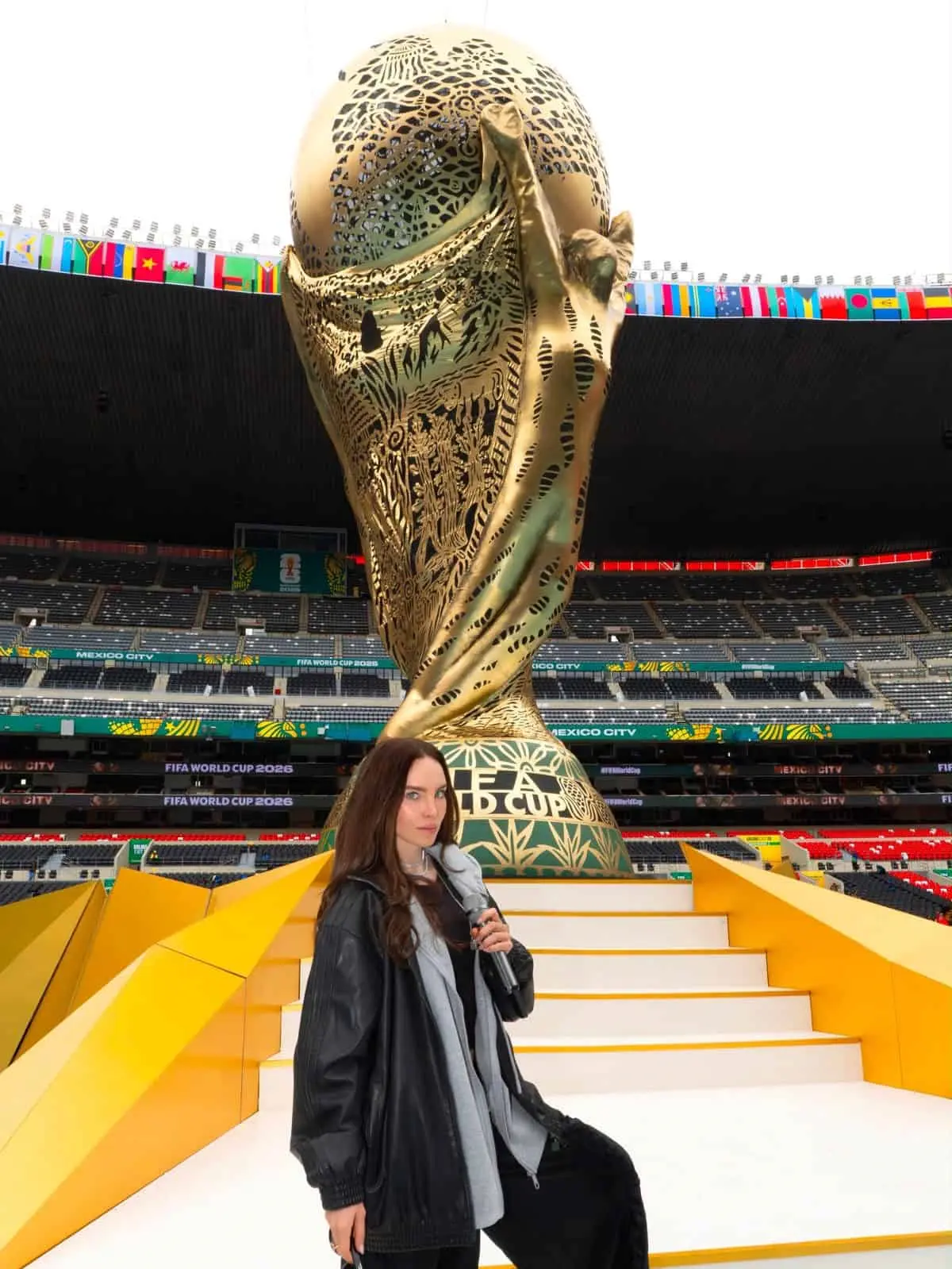 24 años después, Belinda regresa al Azteca y se roba los reflectores de la inauguración