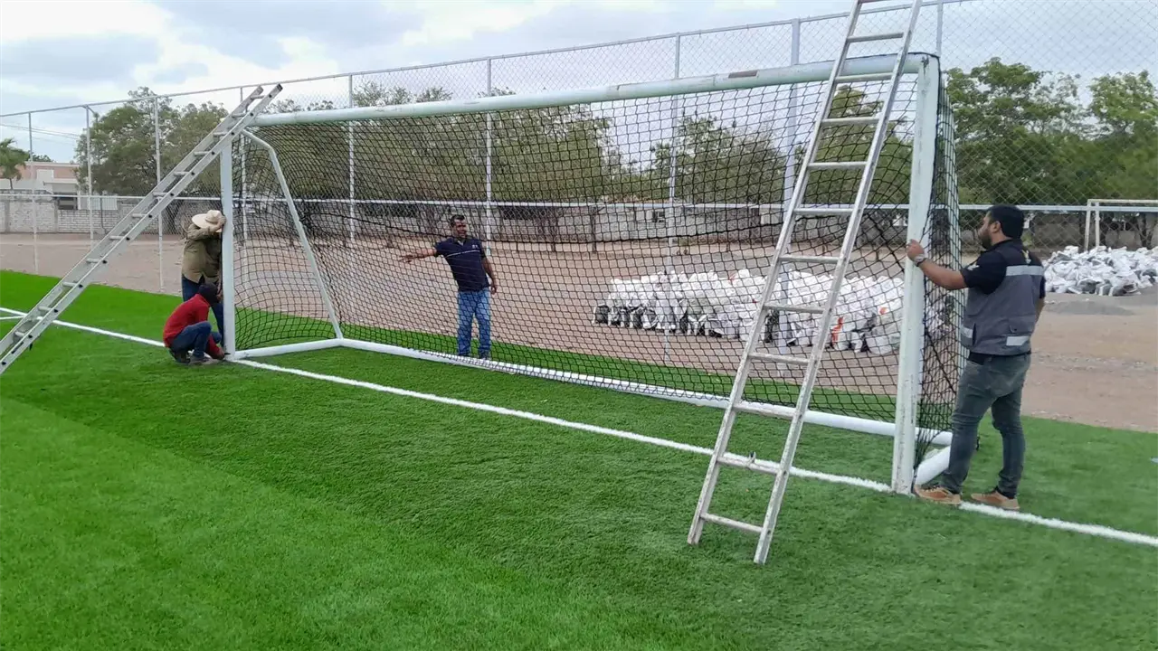 Funcionarios de SEDATU y del área de Deporte Municipal de Elota, supervisaron los avances de esta nueva cancha de pasto sintético