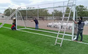 Supervisan avance de cancha de fútbol en Elota: 85% completado