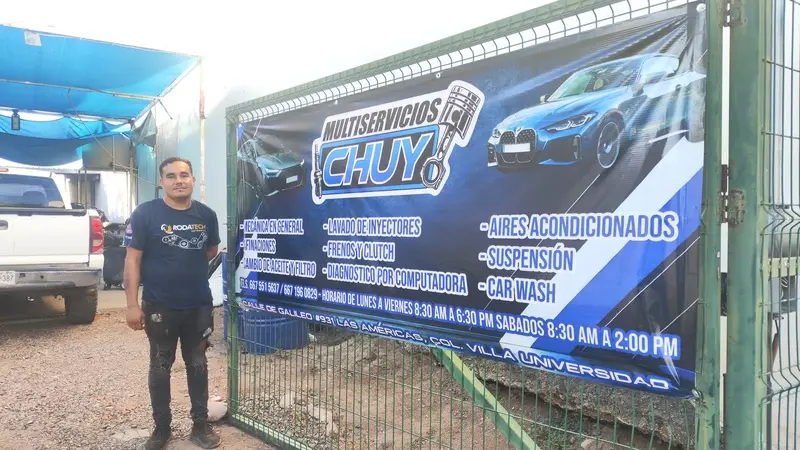 Desde su taller ubicado en calle Galileo #931, sector Las Américas, Jesús Ramón “Chuy” Angulo continúa el legado familiar de la mecánica automotriz.
