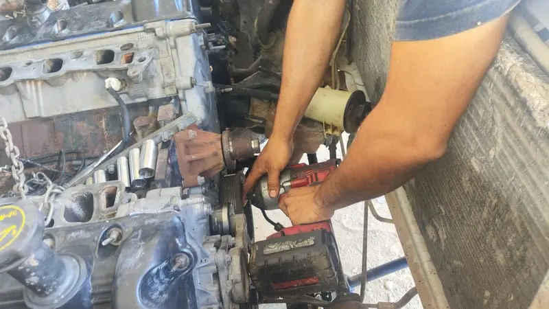 Jesús Ramón “Chuy” Angulo trabaja en la reparación de una camioneta en su taller del sector Las Américas.