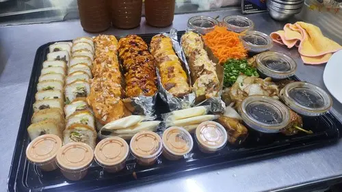 En Akai Sushi también realizan charolas al gusto de los clientes y van a eventos.