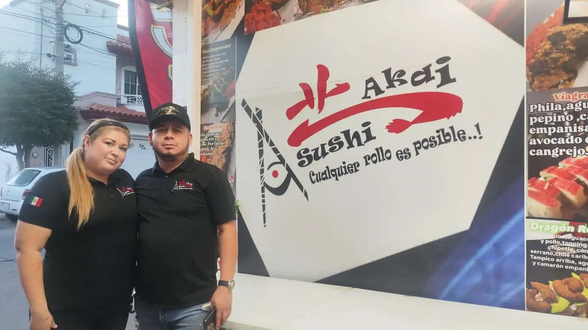 Akai Sushi nació como una pequeña carreta y hoy casi 15 años después, sigue conquistando paladares en Villa Universidad con sus rollos originales, sabor casero y una historia de esfuerzo familiar.