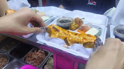 La especialidad de Akai Sushi son los sushis monchosos y llenadores.