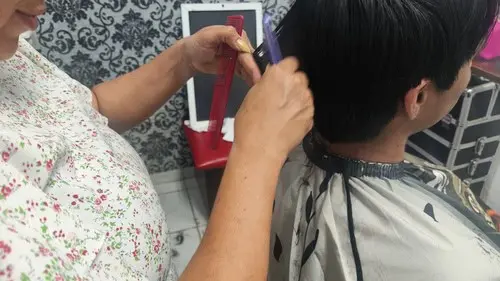 Para Sobeida realizar cortes de cabello es algo relajante y que realiza con mucha facilidad.