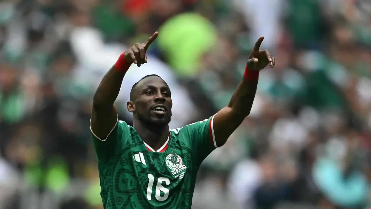 El delantero apareció en el momento exacto para darle al Tri el primer grito de gol. Foto: AFP