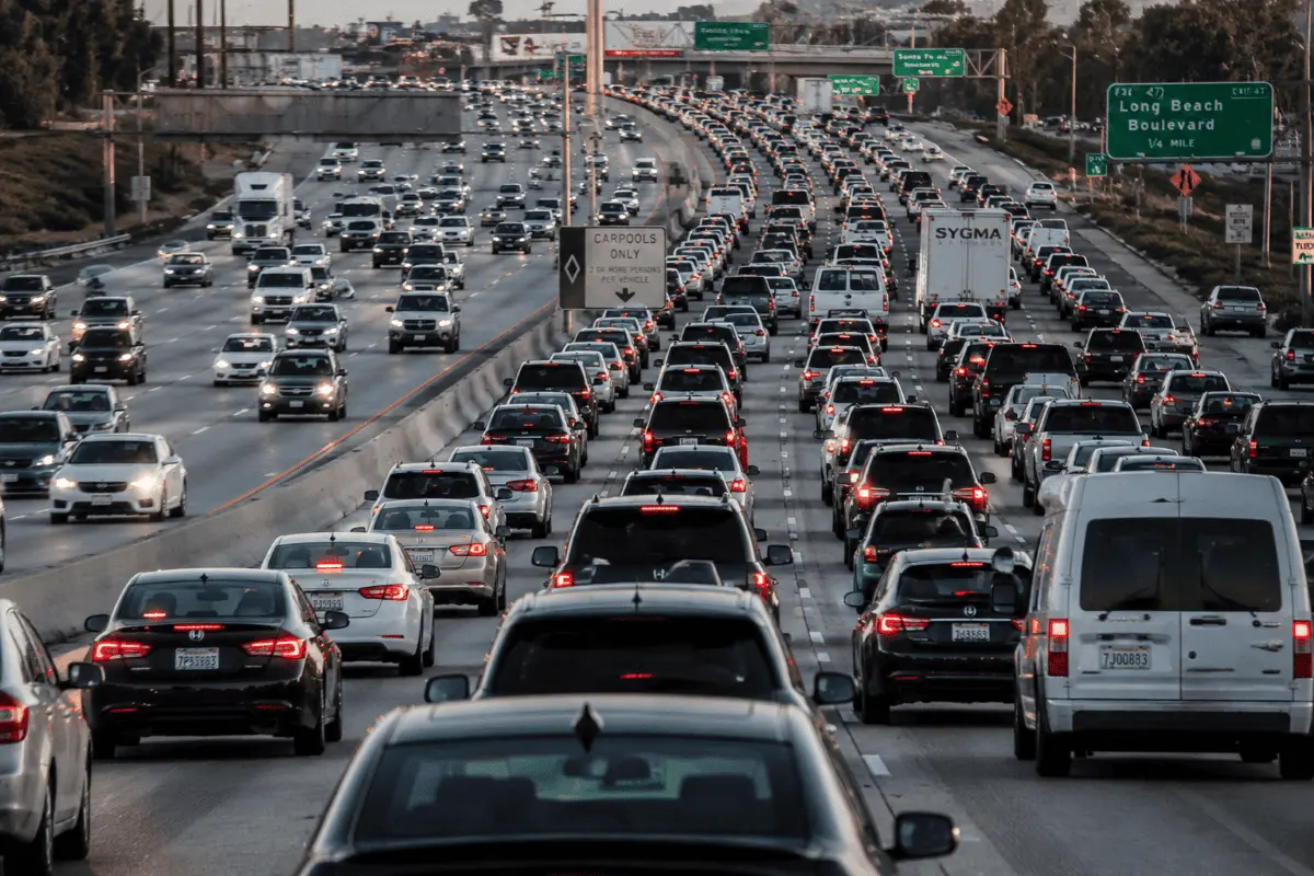La planificación urbana moderna prioriza el acceso de las personas a oportunidades y servicios por encima de la velocidad de los vehículos
