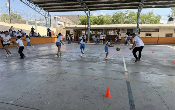 Convivencia entre padres e hijos une a la comunidad en la Primaria Democracia de Mazatl&aacute;n