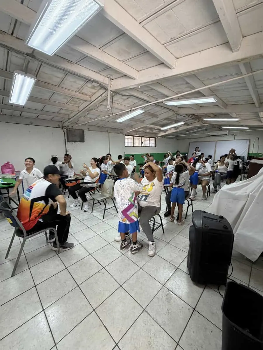 Padres e hijos realizaron actividades físicas y de integración durante una mañana llena de amor y cercanía en la Primaria Democracia