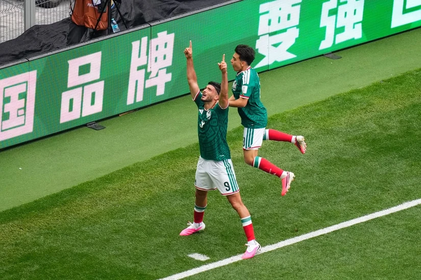 Raúl Jiménez durante el partido de futbol, celebrando el triunfo