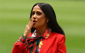 Cuando tomó la palabra, el estadio entero guardó silencio: el momento de Salma Hayek que emocionó al mundo
