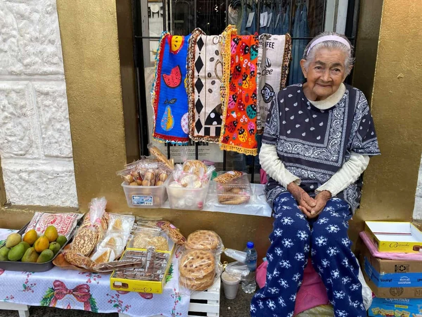 A sus 91 años, doña Carmen Elizondo continúa trabajando todos los días en el centro de Mazatlán, donde vende empanadas, pan casero y otros productos elaborados junto a sus hijas.