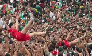 Mexicanos lanzan al aire a un coreano durante los festejos del Tri y el video emociona a las redes