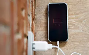 ¿Cuánto luz se consume al cargar el celular?