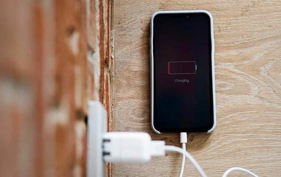 &iquest;Cu&aacute;nto luz se consume al cargar el celular?