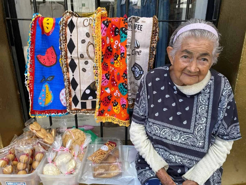 Doña Carmen viaja diariamente desde la colonia Juárez hasta el centro de Mazatlán para vender pan y empanadas; asegura que trabajar es su mejor terapia.