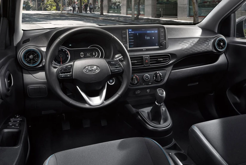 El Grand i10 en su interior.