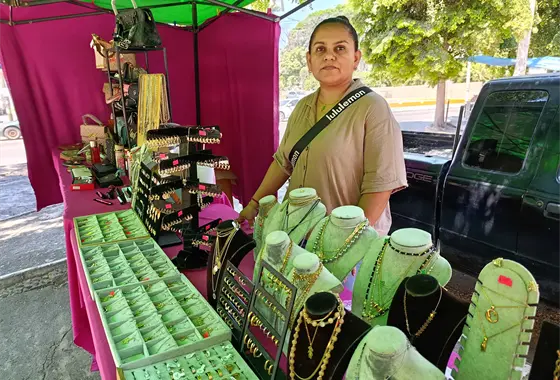 Sol Ochoa, la de la carpita rosa: Un ejemplo de trabajo diario y emprendimiento en Eldorado