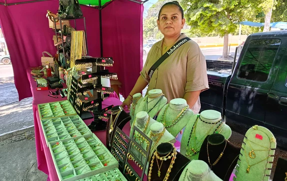 Sol Ochoa, la de la carpita rosa: Un ejemplo de trabajo diario y emprendimiento en Eldorado