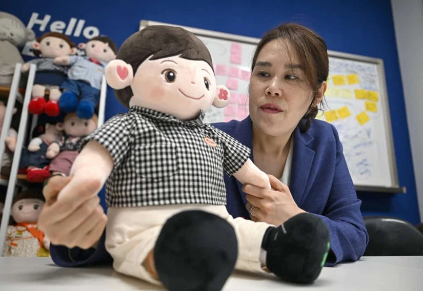Inteligencia artificial y salud mental así funcionan las muñecas que acompañan a ancianos en Corea del Sur. Foto: AFP