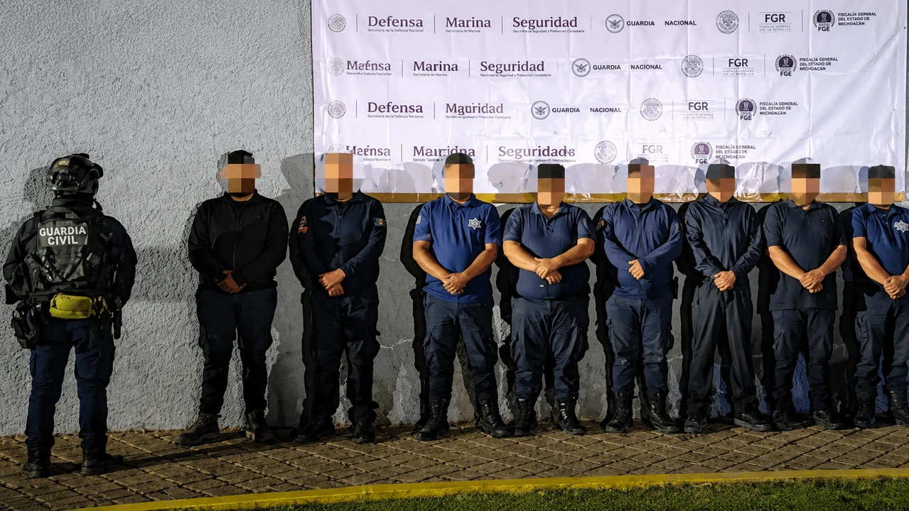 El uniforme no los protegió: así terminó un operativo con ocho policías detenidos.