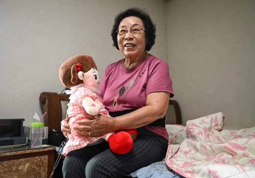 La muñeca con ChatGPT que acompaña a miles de adultos mayores que viven solos en Corea del Sur. Foto: AFP